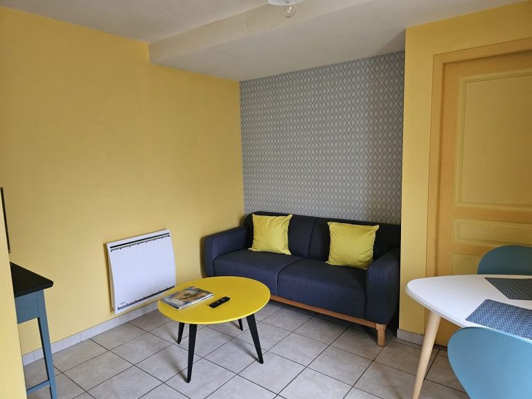 Salon de l'appartement en location en Haute-Saône