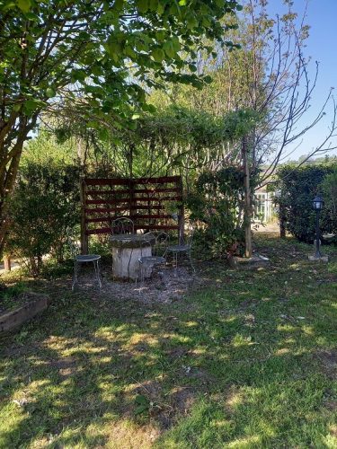 Table en extérieur des chambres d'hôtes des Grands Près 70, en Haute-Saône